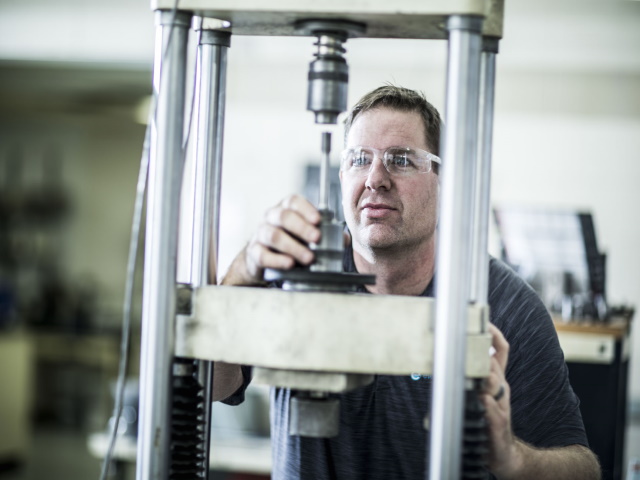 Tensile Testing Metal Products 640x480